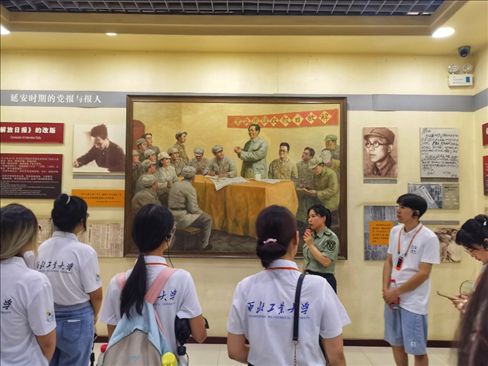 中外學生在延安參觀博物館。學校供圖