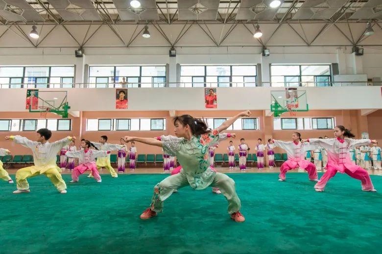 △今年暑假期間，浙江溫州舉行青少年學(xué)生陽光體育運(yùn)動會。
