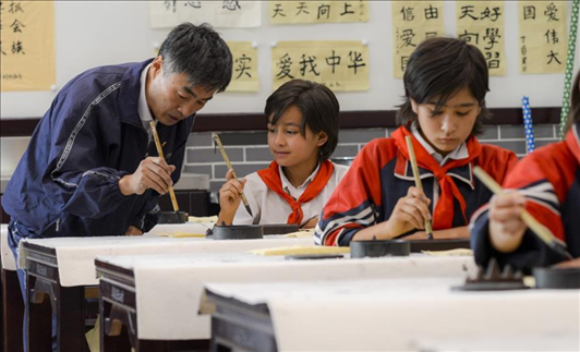 △新疆疏附縣托克扎克鎮(zhèn)中心小學(xué)書法教室內(nèi)，同學(xué)們正在學(xué)習(xí)寫毛筆字。