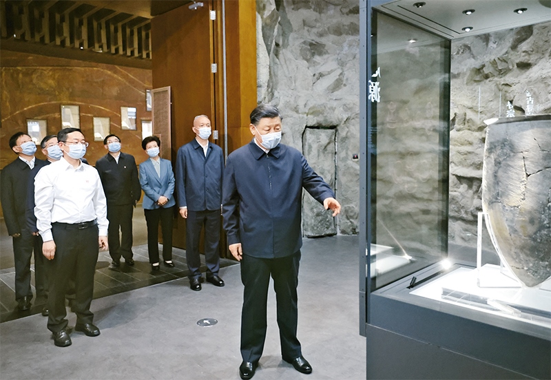 2023年6月2日，中共中央總書(shū)記、國(guó)家主席、中央軍委主席習(xí)近平在北京出席文化傳承發(fā)展座談會(huì)并發(fā)表重要講話。這是座談會(huì)前，習(xí)近平2日下午在中國(guó)歷史研究院考察。 新華社記者 鞠鵬/攝
