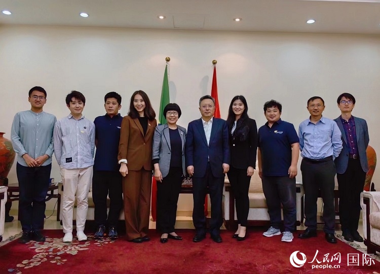 趙志遠大使（右五）、使館工作人員與人民網記者合影。