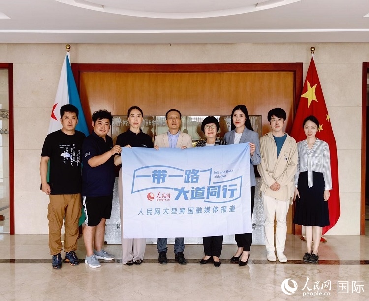 胡斌大使（左四）、使館工作人員與人民網記者合影。