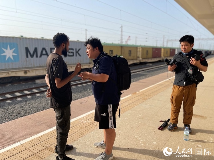 亞吉鐵路吉布提線工作人員介紹列車運營情況。人民網記者 趙艷紅攝