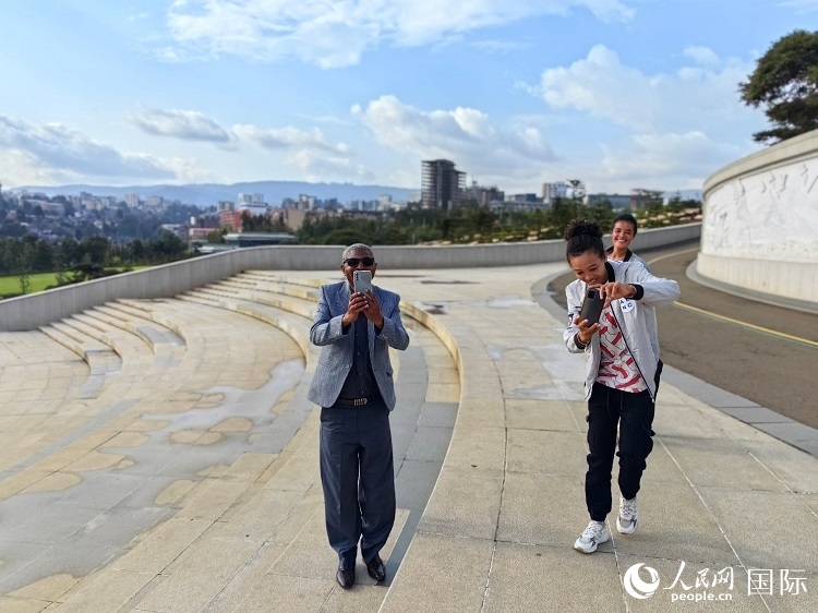 亞的斯亞貝巴友誼廣場的游客與人民網記者互動。人民網記者 陳星星攝