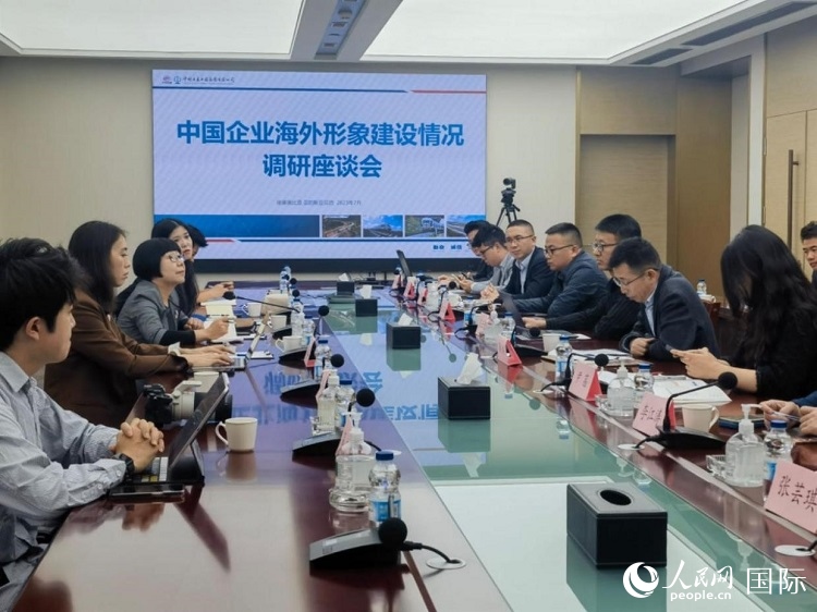 埃塞俄比亞中國商會企業(yè)代表與人民網記者座談。人民網記者 劉寧攝