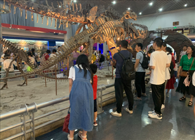 游客參觀國(guó)家自然博物館。人民網(wǎng)記者 劉穎穎攝