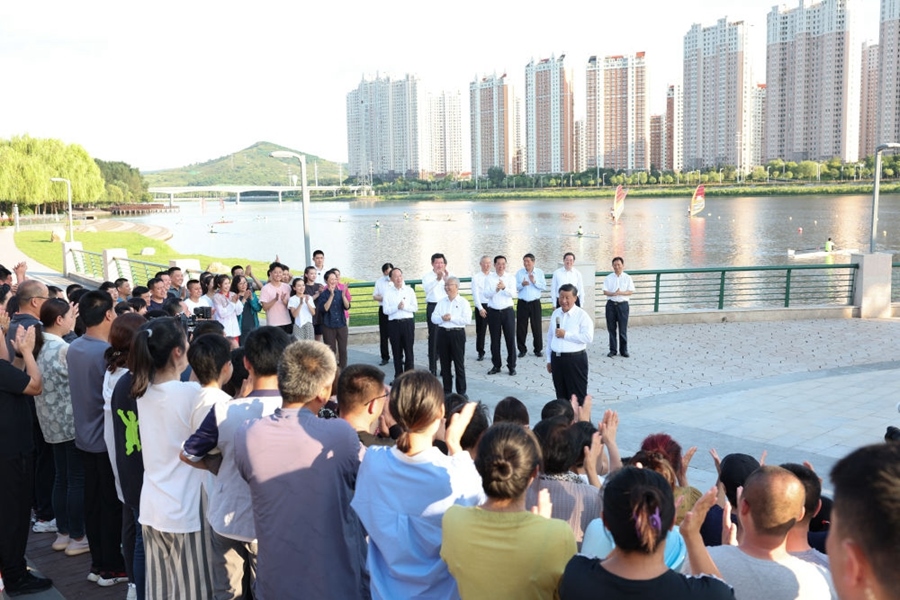2022年8月16日，習(xí)近平在遼寧錦州東湖森林公園察看小凌河沿岸生態(tài)環(huán)境時(shí)，同正在休閑、進(jìn)行文化活動(dòng)的群眾親切交流。