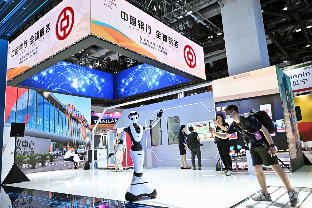 9月1日，媒體記者在國家會議中心中國銀行展臺拍攝一款迎賓接待機(jī)器人。新華社記者 李鑫 攝