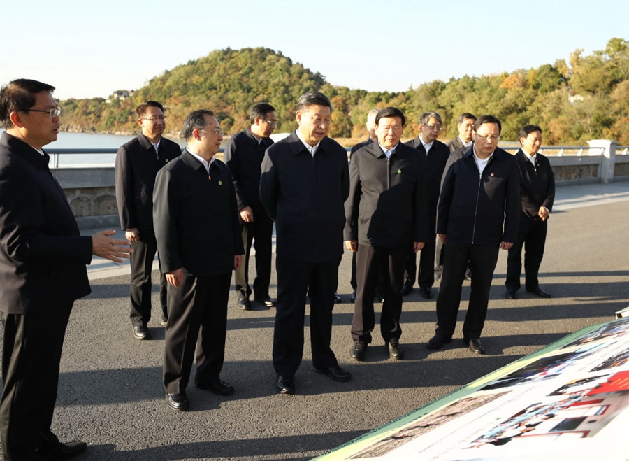 2020年11月12日，習(xí)近平在江蘇南通五山地區(qū)濱江片區(qū)，沿江邊步行察看濱江生態(tài)環(huán)境。