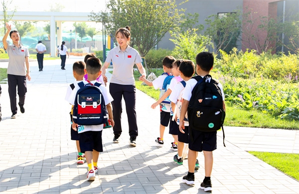 8月30日，雄安史家胡同小學(xué)學(xué)生體驗(yàn)學(xué)校生活。老師帶學(xué)生進(jìn)教室。