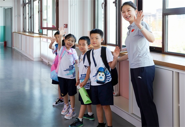 8月30日，雄安史家胡同小學(xué)學(xué)生體驗(yàn)學(xué)校生活。老師帶學(xué)生進(jìn)教室。