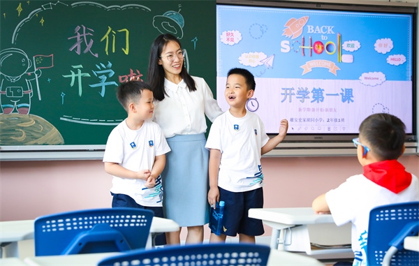 8月30日，雄安史家胡同小學(xué)學(xué)生體驗(yàn)學(xué)校生活。