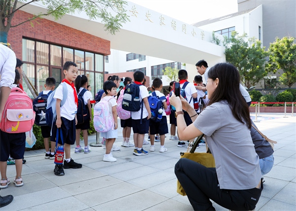 8月30日，雄安史家胡同小學(xué)學(xué)生體驗(yàn)學(xué)校生活。