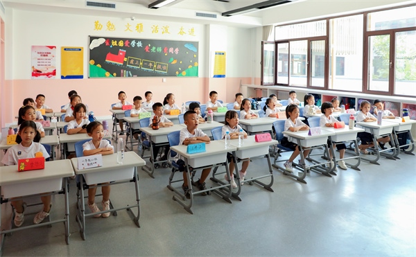 8月30日，雄安史家胡同小學(xué)學(xué)生體驗(yàn)學(xué)校生活。