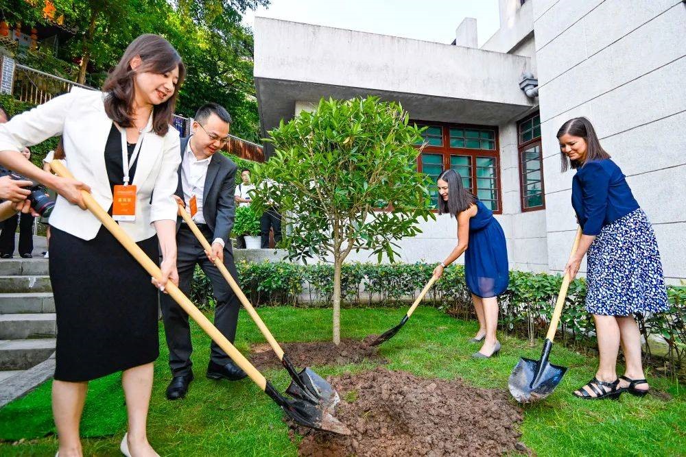 2023年8月8日，重慶史迪威博物館，史迪威將軍后代和朱德同志后代共植友誼樹。