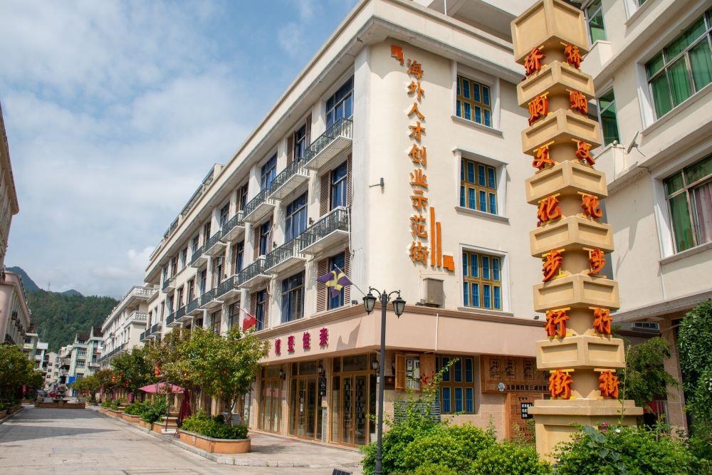 浙江溫州文成縣玉壺鎮(zhèn)是全國著名僑鄉(xiāng)。近年來，當?shù)胤e極搭建平臺，吸引華僑回鄉(xiāng)創(chuàng)業(yè)。圖為該鎮(zhèn)的海外人才創(chuàng)業(yè)示范街