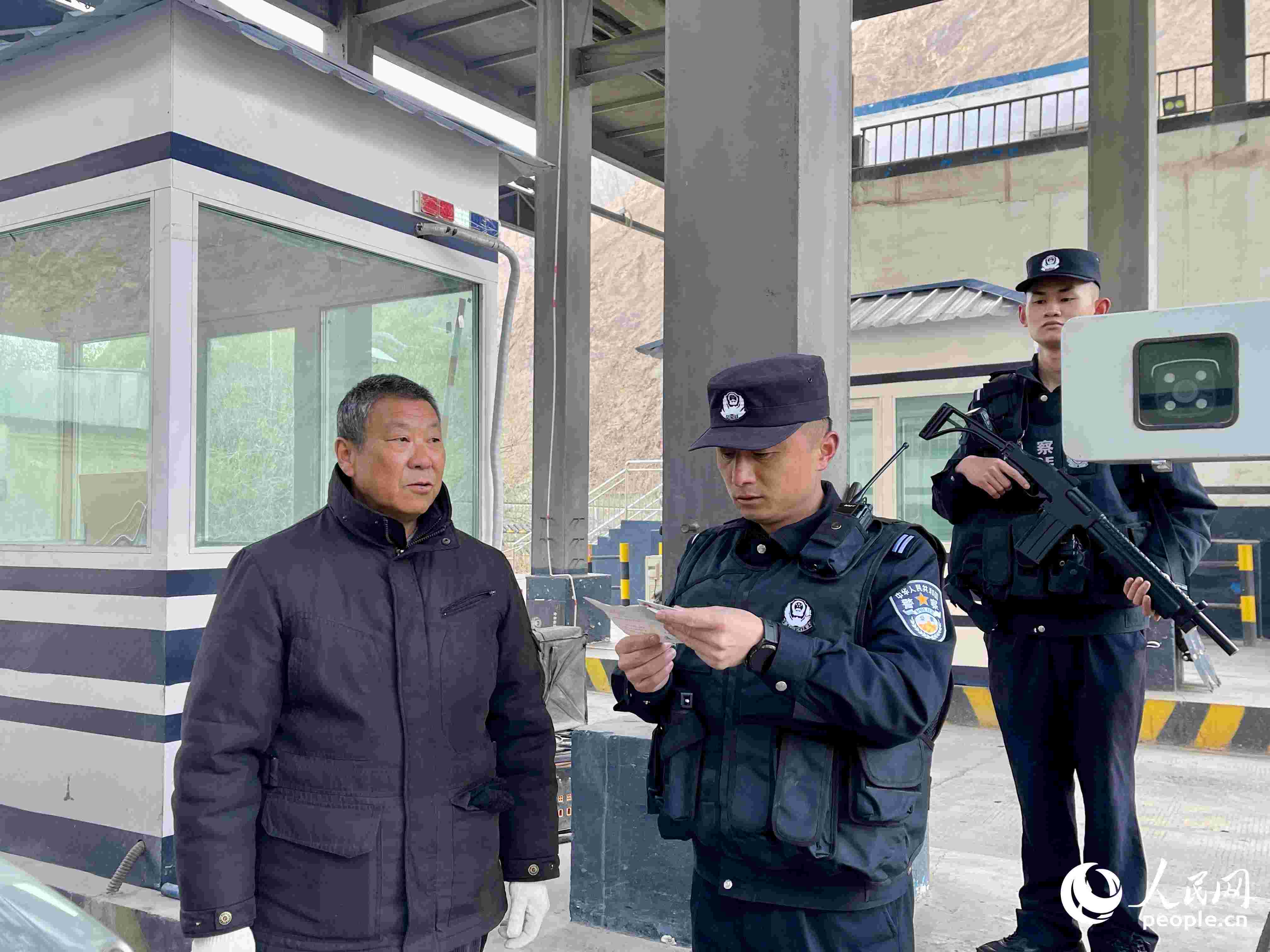 2023年5月10日，在庫(kù)地邊境檢查站，陳暢核對(duì)進(jìn)出邊境管理區(qū)人員信息。人民網(wǎng) 周靜圓攝