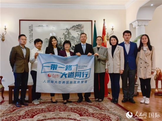 胡長春大使、駐非盟使團工作人員與人民網(wǎng)記者合影。