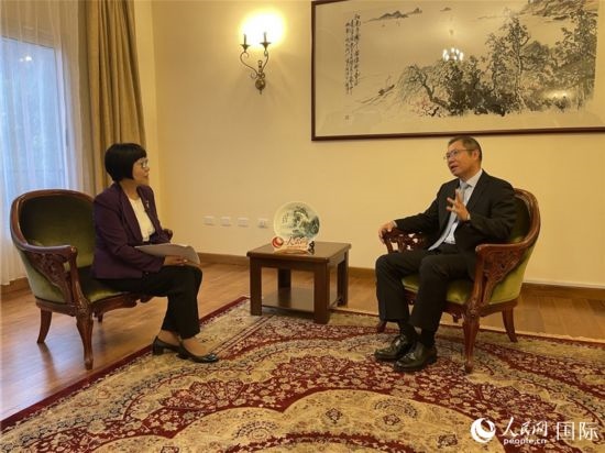 胡長春大使接受人民網(wǎng)記者唐維紅采訪。人民網(wǎng)記者 趙艷紅攝