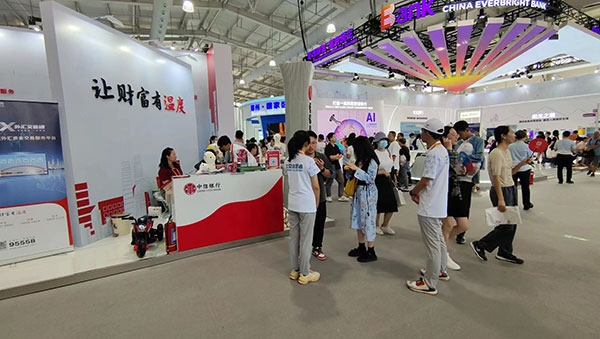 在銀行展臺(tái)，“溫度”成為了高頻詞匯。人民網(wǎng)記者 李彤?dāng)z