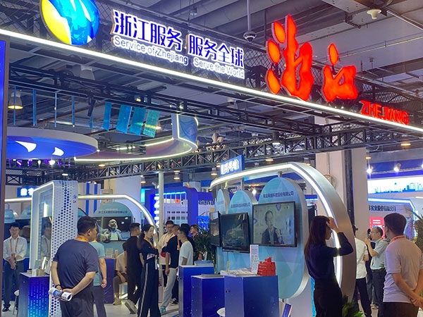 在浙江省交易團(tuán)展區(qū)，數(shù)字支付技術(shù)吸引了觀展群眾的目光。人民網(wǎng)記者 李彤?dāng)z