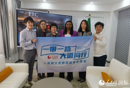 萊利斯（右三）、埃塞投資委中國投資顧問萬巧云（左二）與人民網(wǎng)記者合影。