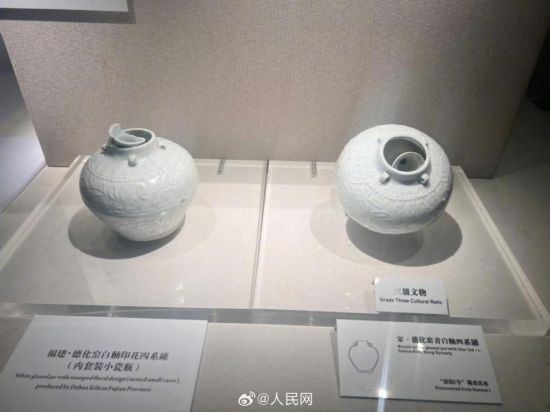 福建德化窯白釉印花四系罐（左）。人民網(wǎng)記者 李娜攝