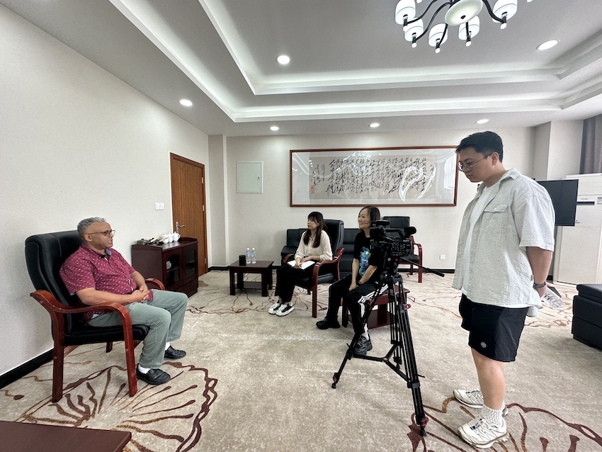 巴哈達爾大學博士研究生Muluneh在成都紡織高等?？茖W校接受記者采訪。人民網(wǎng)記者 王波攝