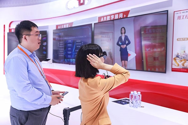 在工商銀行展臺，數(shù)字員工“工曉伴”與觀展游客互動。受訪者供圖