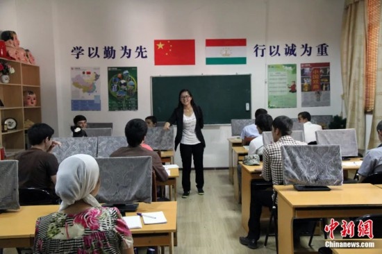 2014年，塔吉克斯坦國立民族大學(xué)的孔子學(xué)院內(nèi)，教師正在為塔吉克斯坦學(xué)生授課。田冰 攝