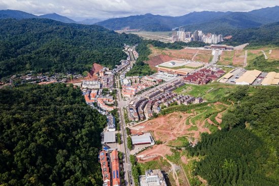 磨憨口岸俯瞰，右前方高層白色建筑群為老撾境內(nèi)。人民網(wǎng)記者 符皓攝