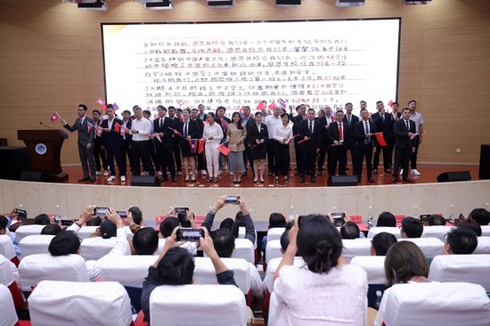 7月31日，昆明鐵道職業(yè)技術(shù)學(xué)院舉行援老撾鐵道職業(yè)技術(shù)學(xué)院項(xiàng)目教育能力建設(shè)教師培養(yǎng)班結(jié)業(yè)典禮。昆明鐵道職業(yè)技術(shù)學(xué)院供圖