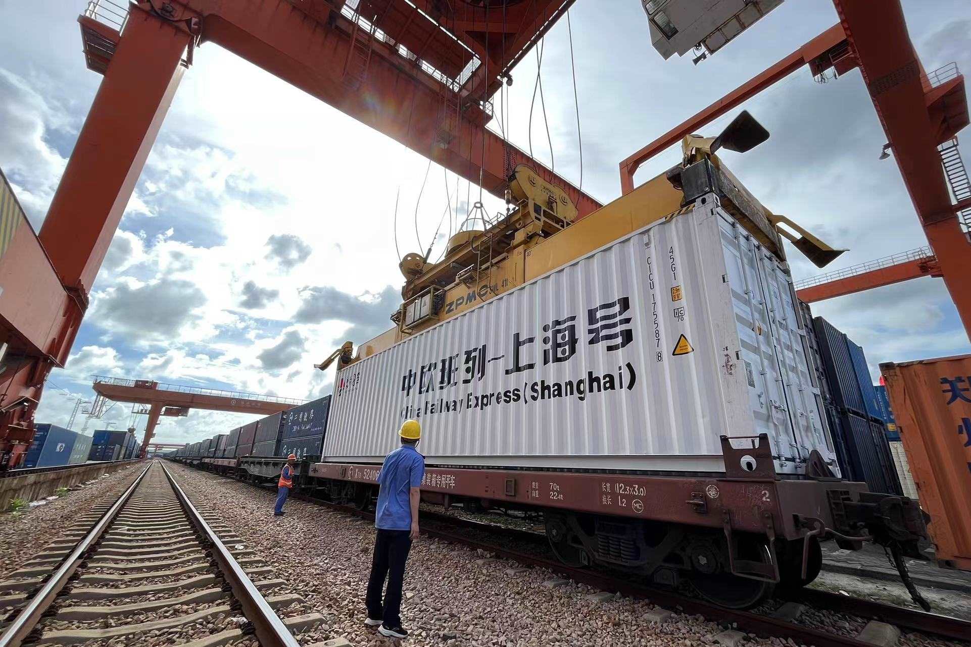 鐵路上海貨運(yùn)中心閔行站貨場(chǎng)內(nèi)，吊機(jī)在貨運(yùn)員的監(jiān)裝下進(jìn)行裝車落箱作業(yè)。人民網(wǎng) 皇甫萬(wàn)里攝