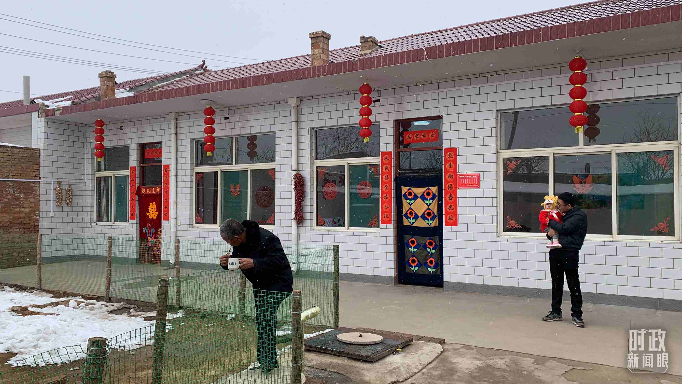 △ 當年春節(jié)來臨之前，馮南垣村受災村民全部搬進了新家。（總臺央視記者段德文拍攝）