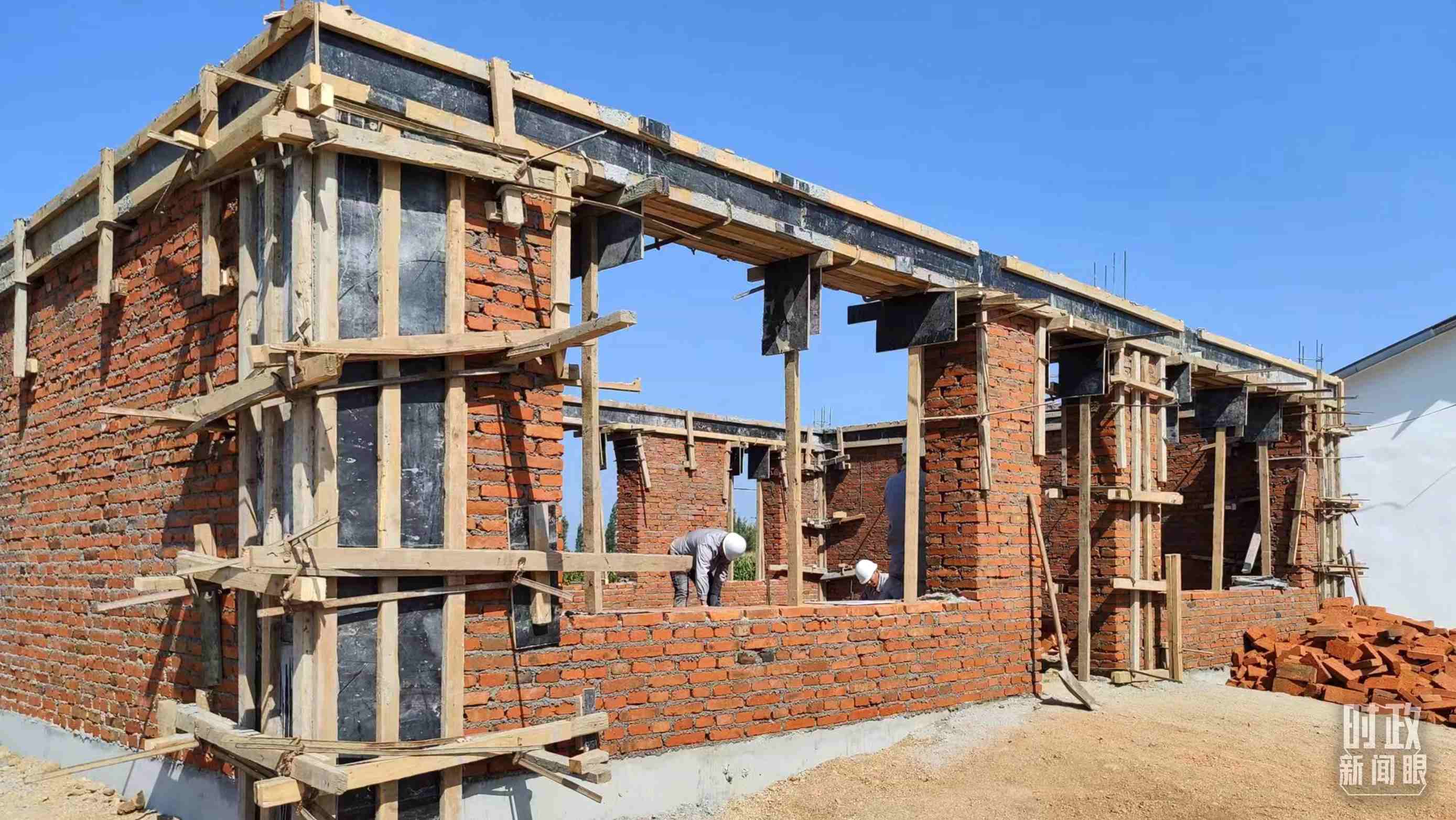 △龍王廟村正在全力展開房屋災后重建工作。（總臺央視記者薛冠南拍攝）