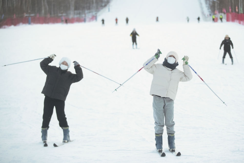 游客在北極村滑雪場內(nèi)體驗滑雪（2023年1月7日攝）。