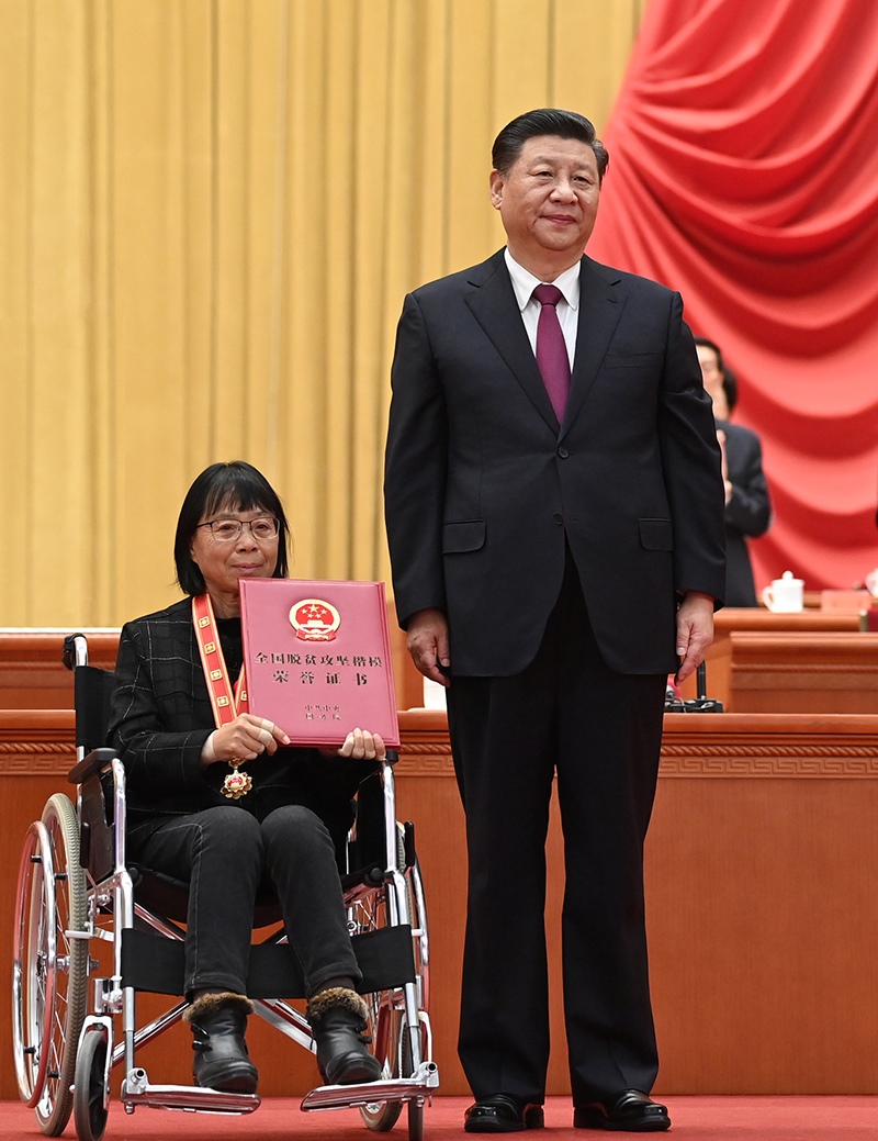 2021年2月25日，全國脫貧攻堅總結(jié)表彰大會在北京人民大會堂隆重舉行。習(xí)近平為全國脫貧攻堅楷模榮譽(yù)稱號獲得者張桂梅頒獎。