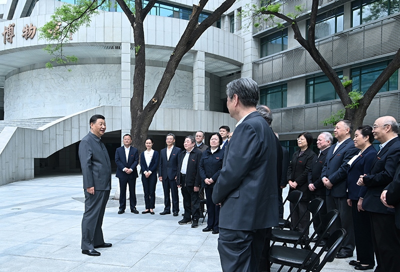 2022年4月25日，習(xí)近平總書記來到中國人民大學(xué)考察調(diào)研，在博物館門前廣場上，同老教授、老專家和中青年骨干教師代表親切交談。