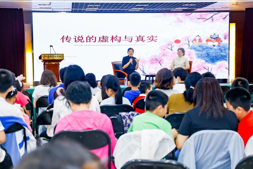 經(jīng)典閱讀進(jìn)社區(qū)——十月少年文學(xué)創(chuàng)享會(huì)走進(jìn)裕中東里。主辦方供圖