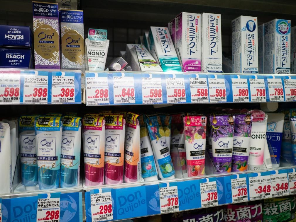 這是8月16日在日本東京新宿一商場拍攝的貨架。新華社記者張笑宇攝