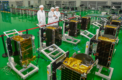 △2022年10月17日，位于吉林長春的長光衛(wèi)星技術(shù)股份有限公司科研人員在衛(wèi)星總裝測試大廳進(jìn)行相關(guān)測試工作。