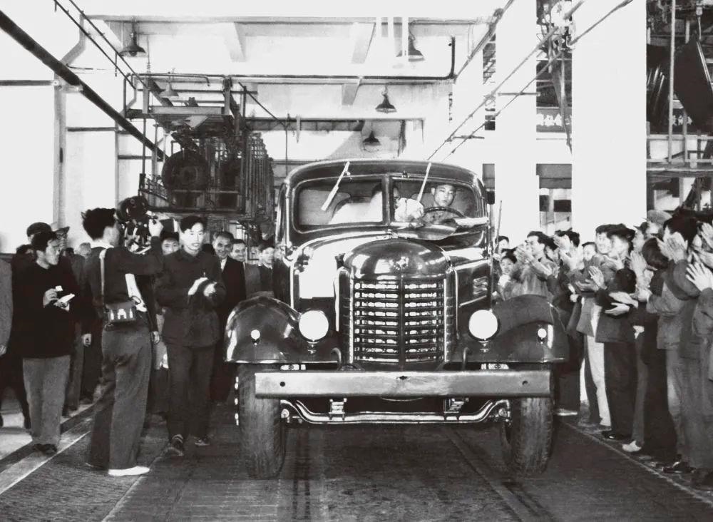 △1956年7月13日，第一輛解放牌汽車駛下裝配線。