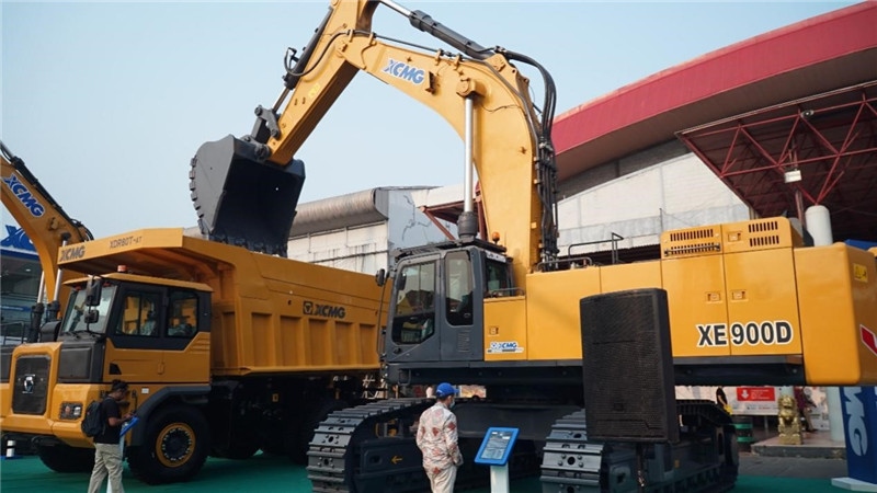 徐工集團展出的90噸礦用挖掘機與80噸自卸車。石偉攝影