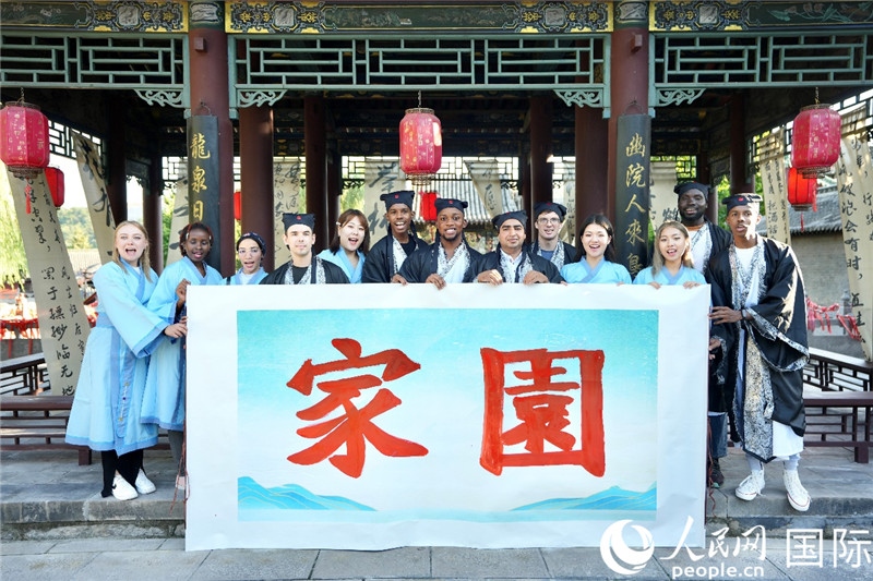 選手們共同寫下的“家園”。人民網(wǎng) 盧鵬宇攝
