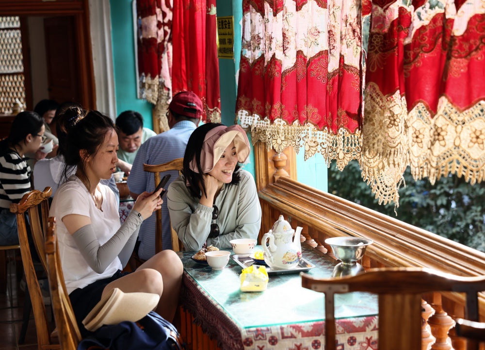 游客在新疆喀什古城景區(qū)百年老茶館內(nèi)品茶小憩（2023年9月7日攝）。新華社記者 蘭紅光 攝