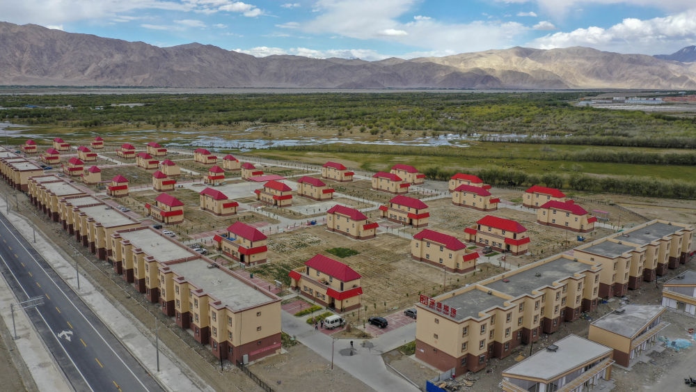 這是由深圳援疆修建的新疆塔什庫爾干塔吉克自治縣一處安置小區(qū)（2019年7月9日攝，無人機(jī)照片）。新華社記者 胡虎虎 攝