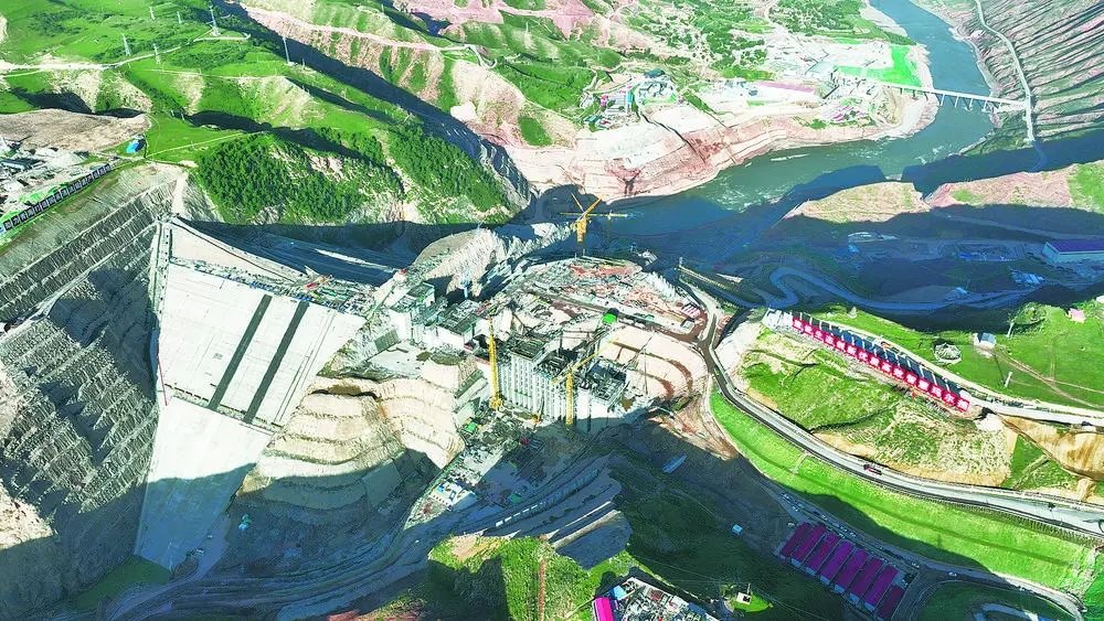 瑪爾擋水電站項(xiàng)目建設(shè)現(xiàn)場。國家能源集團(tuán)青?，敔枔跛娬竟﹫D