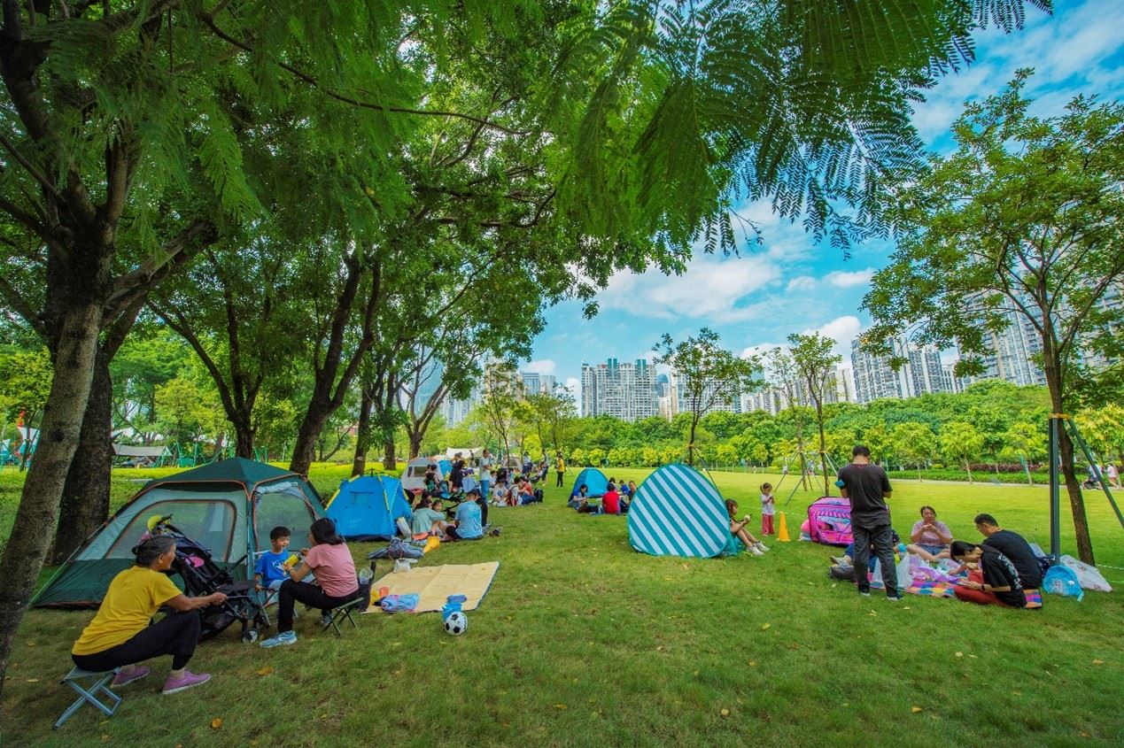 珠江公園內(nèi)，居民們正露營(yíng)休憩。受訪者供圖