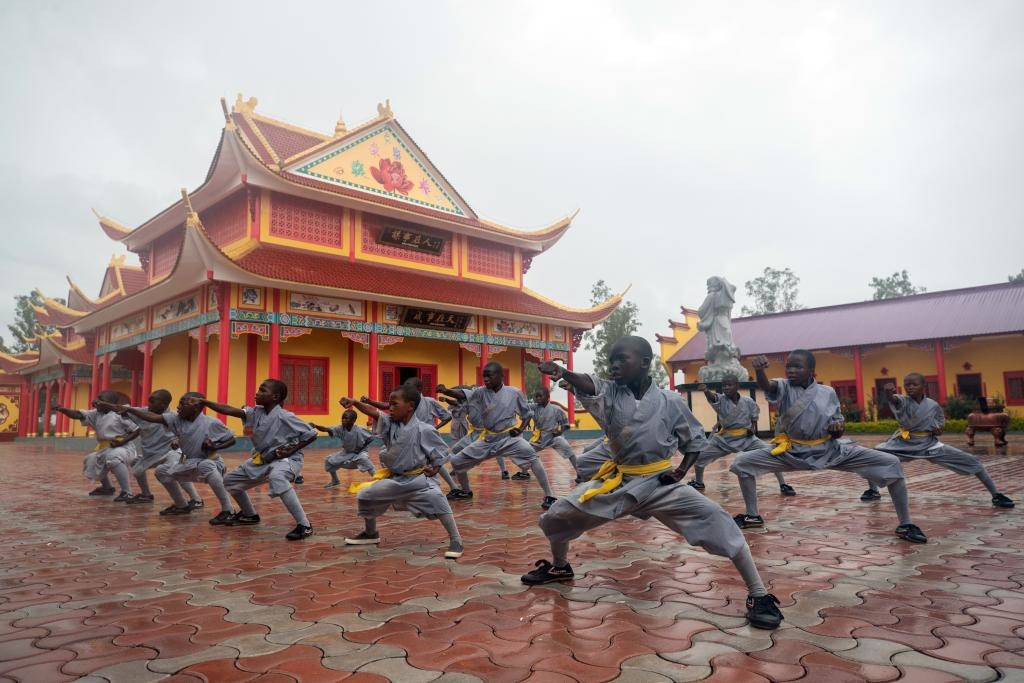 1月21日，在位于贊比亞首都盧薩卡市郊區(qū)的少林寺文化中心，學(xué)員練習(xí)中國(guó)功夫。