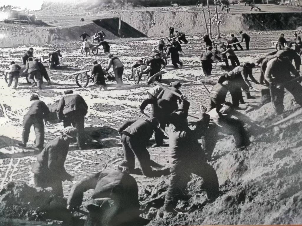 20世紀(jì)70年代，高西溝人治理水土流失場(chǎng)景。（資料圖片）